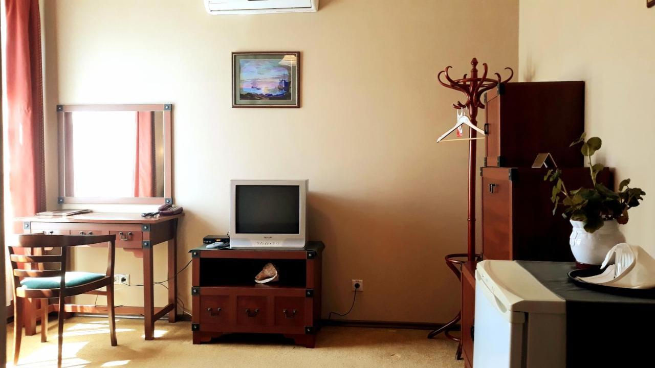 Hotel Letuchiy Gollandets Uschhorod Zimmer foto