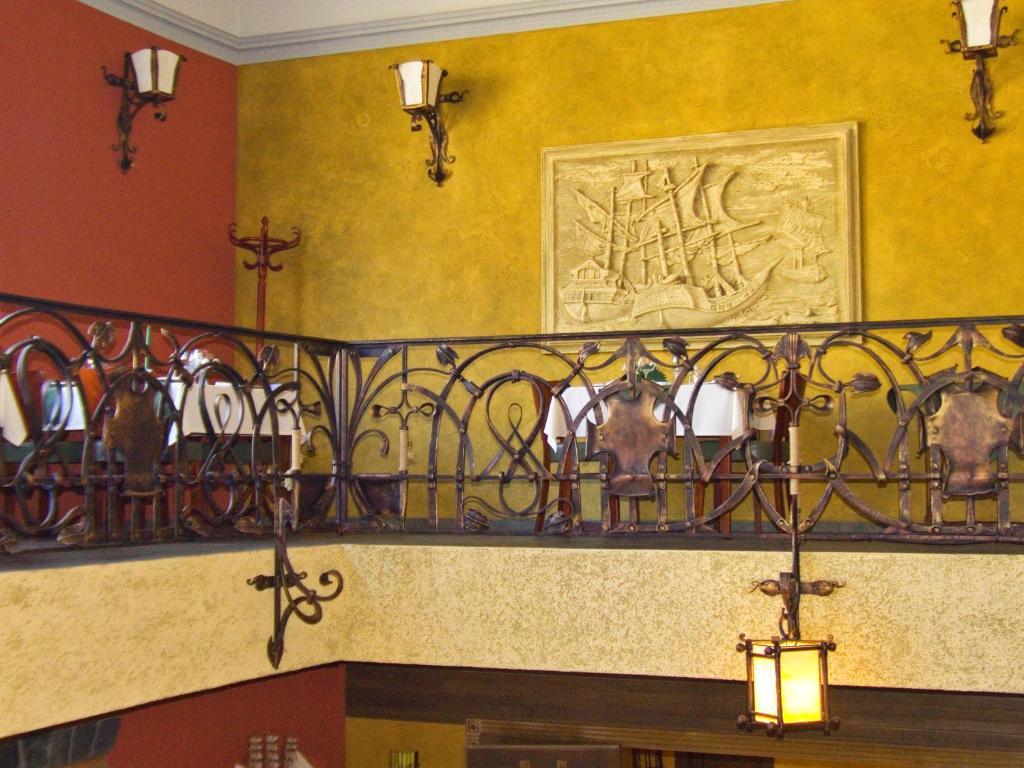 Hotel Letuchiy Gollandets Uschhorod Exterior foto