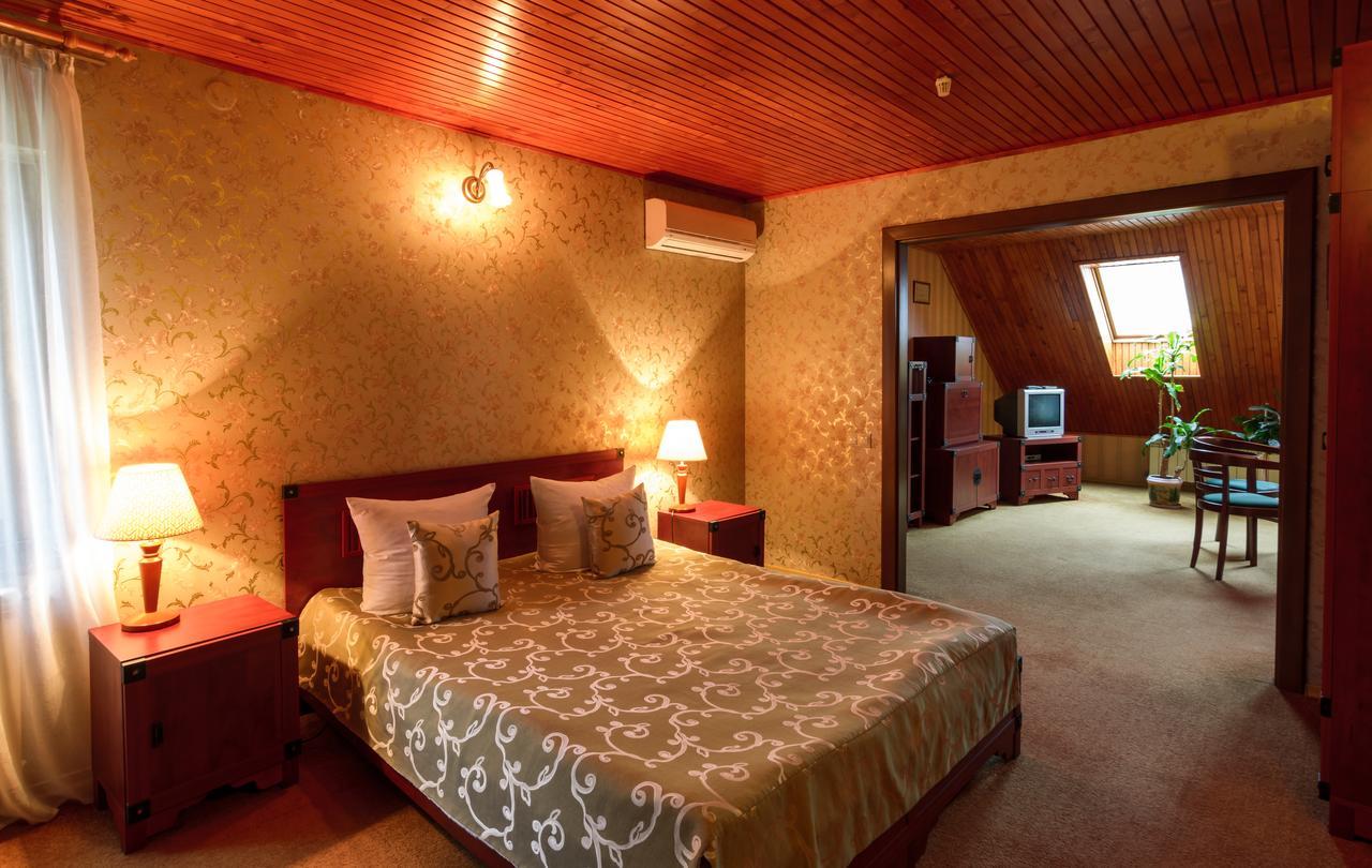 Hotel Letuchiy Gollandets Uschhorod Exterior foto