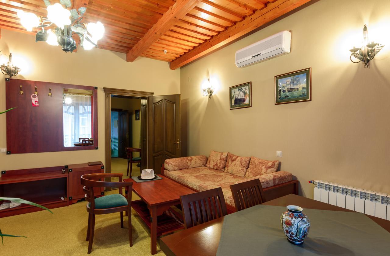Hotel Letuchiy Gollandets Uschhorod Exterior foto