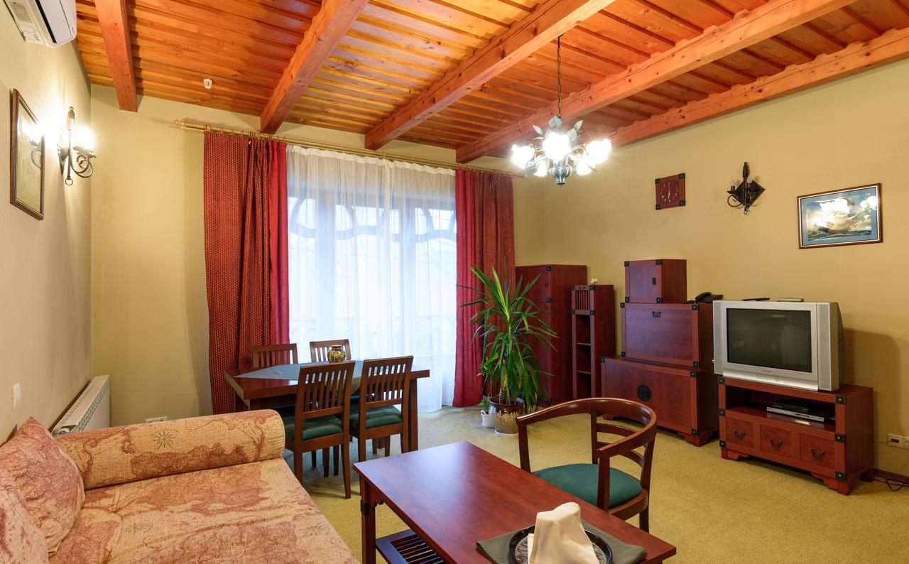 Hotel Letuchiy Gollandets Uschhorod Exterior foto