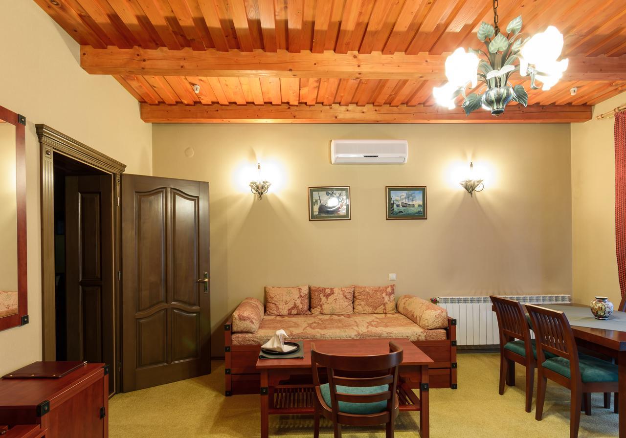 Hotel Letuchiy Gollandets Uschhorod Exterior foto